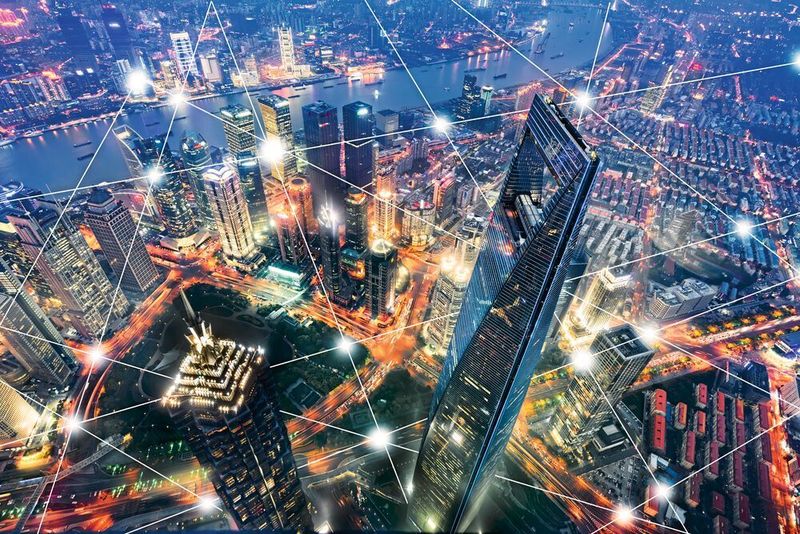 Wir haben nur einen Planeten und sollten ihn schützen. Deshalb muss zukunftsfähige Technik – auch in der Industrie – einen Beitrag dazu leisten, natürliche Ressourcen zu schonen. Mit smarter Vernetzung kann das sogar rentabel gelingen.  (GettyImages)