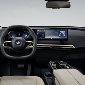 Im Innenraum hat BMW die Farben und Materialien angepasst, zudem können die Kunden zwischen verschiedenen M-Sport-Paketen wählen.(Bild:  BMW)