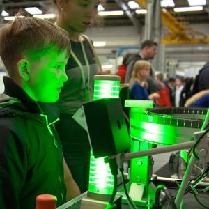 Over 200 primary and secondary school pupils, college and university students attended the Future of Engineering event and got an exiting taste of of bionics, augmented reality, robotics and the virtual cave.