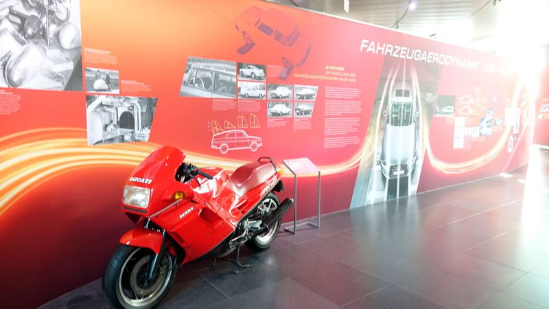 Die Paso baute Ducati von 1986 bis 1992. Die Maschine hat eine Vollverkleidung, die nahezu lückenlos über die tief heruntergezogenen Seitenteile bis zum Heck reicht und die Fahrzeugtechnik fast vollständig verdeckt. Besonders ungewöhnlich war die Verkleidungsfront ohne durchsichtige Acrylglasscheibe. Die Form war bei den Fans der Marke höchst umstritten, die ihr den Namen „Plastikbomber“ gaben. (Bild: Dominsky – VCG)
