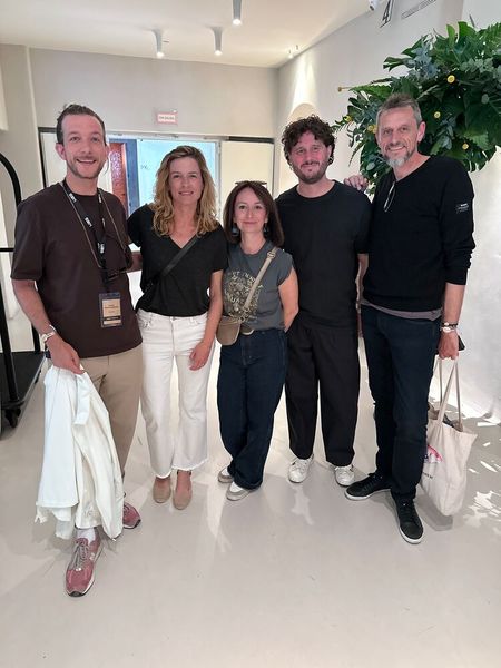(v. l.) David Vanhouteghem (Nomad Goods) mit Leticia Dura und Aurelie Bret (Tiloli), Hampus Nilsson (Eplehuset) und Yanis Cottard (Tiloli), die zum 1. Mal dabei sind.   (Bild: Vogel IT-Medien GmbH)