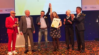 Johannes und Barbara Huber freuten sich sehr über die Anerkennung ihrer Ausbildungsarbeit. Glückwünsche bekamen sie von Bernhard Heusel von der Nürnberger Versicherung (2. v.li.), ZDK-Geschäftsführerin Birgit Behrens und Bundesinnungmeister Wilhelm Hülsdonk. (Bild: Schmidt/kfz-betrieb)