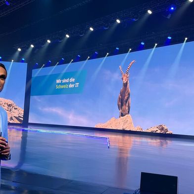 Wadwa nutze bei seiner Keynote wieder die Analogie von Fsas Technologies als „Schweiz der IT“, um die Neutralität und Unabhängigkeit des Unternehmens zu betonen; diesmal mit einem Steinbock als Symbol für die Trittsicherheit in einer schwierigen Umgebung. (Bild: Patrick Pollmeier, Vogel IT-Medien)