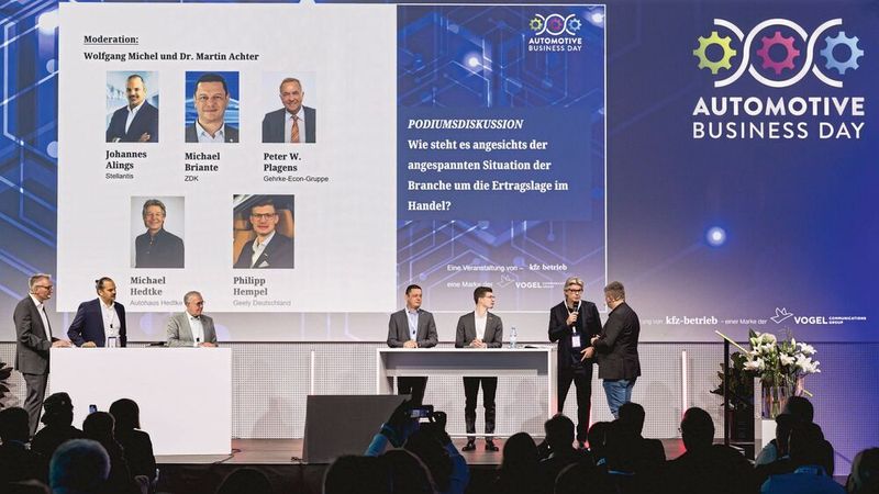 In einer Diskussion mit Wolfgang Michel, Johannes Alings von Stellantis, Peter W. Plagens von Gehrke Econ, Michael Briante vom ZDK, Philipp Hempel von Geely, Händler Michael Hedtke und Martin Achter von »kfz-betrieb« ging es um Ertragsperspektiven für den Automobilhandel. (Bild: Stefan Bausewein)