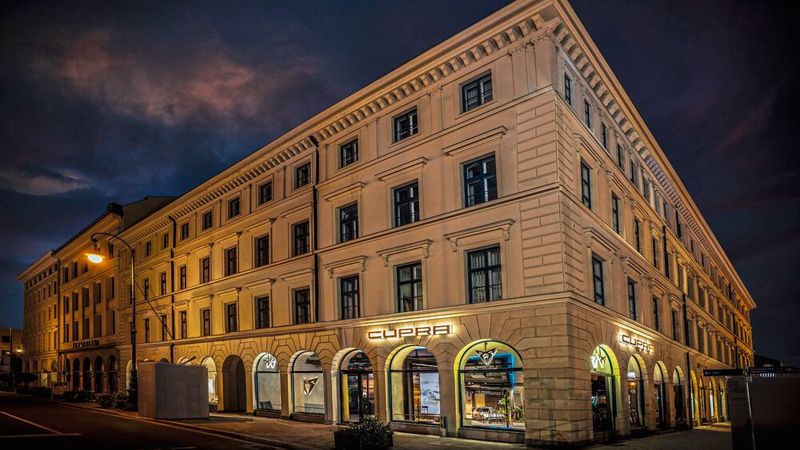 Als „einzigartigen Standort“ bezeichnet Cupra die Lage. Der Münchener Laden soll weniger Verkaufsstelle, sondern Event-Location werden. (Bild: Seat)