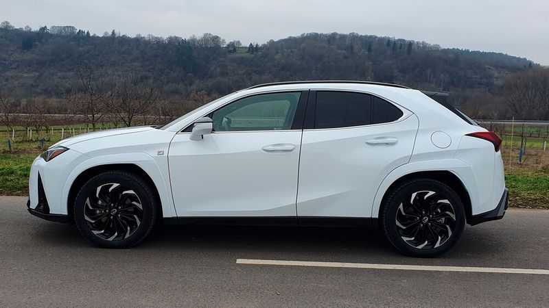 4. Die Abmessungen: Der Lexus UX ist  knapp 4,5 Meter lang und hat einen Radstand von gut 2,6 Metern. Ein Raumwunder ist der Crossover sicher nicht, aber das Raumgefühl ist dennoch nicht beengt.  (Bild: Mauritz – VCG)