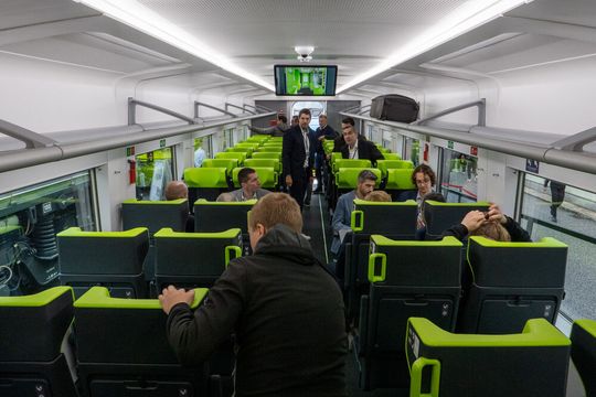 Erstmals gezeigt wurde ein Wagen des neuen FlixTrains, den Talgo liefern wird. Ab 2029 soll er zwischen Berlin und München fahren.(Bild:  © 2026 Richard Oed)