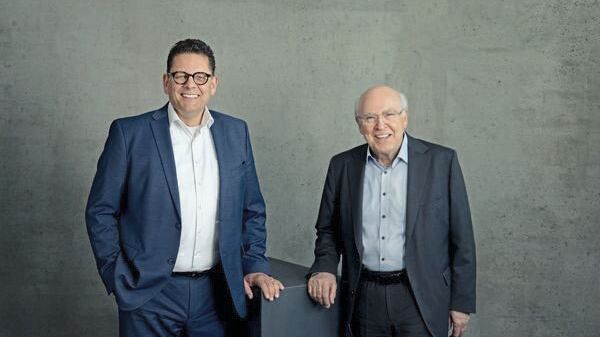 Der langjährige AVL-CEO Helmut List (rechts) übergibt den Staffelstab an Lukas Walter.(Bild:  Doris Sporer/AVL)
