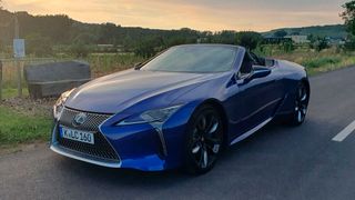 Wer sich noch ein Exemplar des LC 500 Cabriolet mit V8-Motor sicher will, sollte schnell sein. Noch in diesem Jahr nimmt Lexus dieses Modell aus dem Programm.  (Bild: Mauritz – VCG)