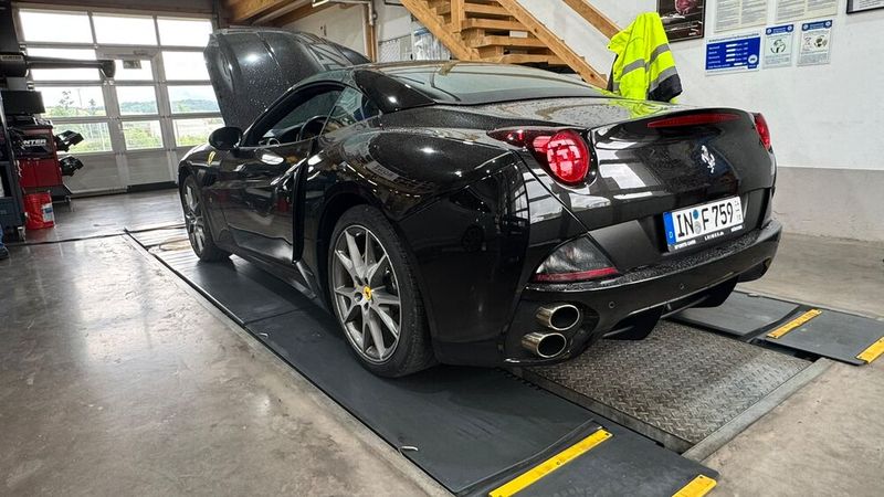 Ferrari California T: Der 2+2-sitzige Frontmotor-Roadster markierte den Einstieg in die Modellpalette aus Maranello. Unter der Aluminiumkarosserie arbeitet ein 3,9-Liter-V8-Biturbo mit 560 PS, der den California T in 3,6 Sekunden auf 100 km/h beschleunigt. Die Kombination aus alltagstauglicher Fahrbarkeit und markentypischer Dynamik macht ihn zum vielseitigen GT mit klarer Ferrari-DNA. (Bild: Schreiner – VCG)