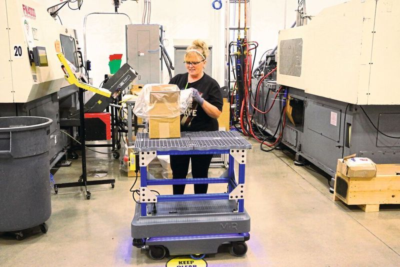 Bei Metro Plastics sorgt der MiR200 dafür, dass die Belegschaft von ergonomisch ungünstigen Aufgaben entlastet wird. Schweres Heben und Transportieren von Kisten entfällt zugunsten höherwertiger Aufgaben. (MiR)