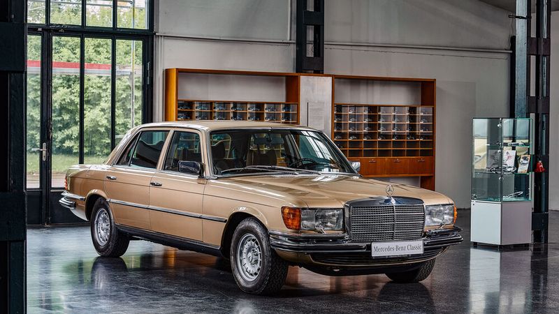 Mercedes-Benz 450 SEL 6.9 aus dem Jahr 1980. Foto im Mercedes-Benz Classic Center, Fellbach, aus dem Jahr 2022. Die Baureihe 116 ist 1972 die erste Mercedes-Benz Oberklasse, die den Namen S-Klasse trägt. (Bild: Mercedes-Benz AG)