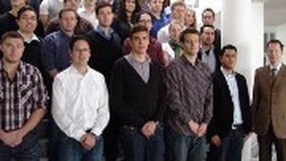 Prof. Dr. Carsten Röh (re.) mit den beteiligten Studierenden der Hochschule Landshut. (Foto: HAW Landshut)