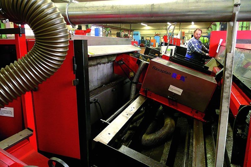 Nach dem Sägen (Trennen) werden die Rohrstücke durch das automatische Entgrat-System Rasaplan geführt, wo die Kanten praktisch ihren letzten Schliff erhalten. (Archiv: Vogel Business Media)