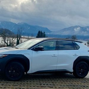 Das Design ist futuristisch. Ins Auge stechen bei der weißen Lackierung vor allem die schwarzen Radkästen, die sich bis zur Fahrzeugfront ziehen.(Bild:  Mauritz – »kfz-betrieb«)