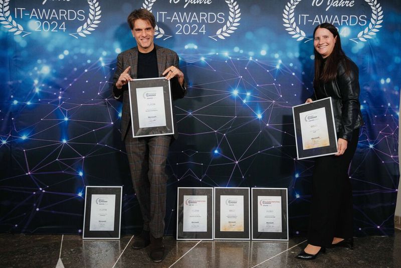 ... und Fotos mit ihren gewonnenen Awards schießen zu lassen. Die Rekord-Absahner des Abends: Luca Callegari und Edith Wittmann von Microsoft. Gratulation! (Bild: Manuel Emme Fotografie)
