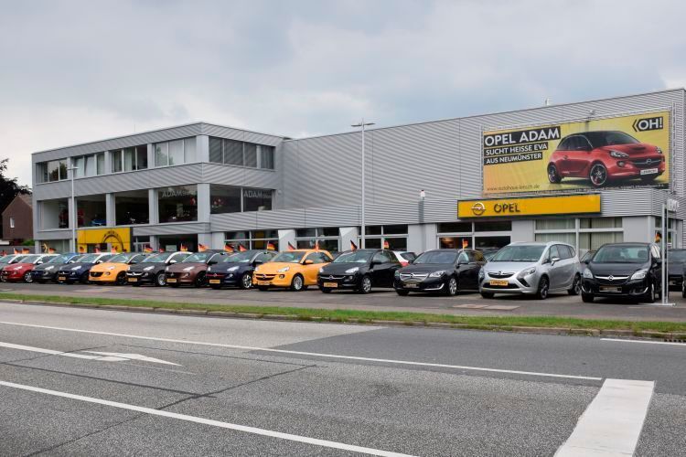 Das zweigeschossige Autohaus befindet sich an der verkehrsreichen Altonaer Straße in Neumünster.  (Rubbel)