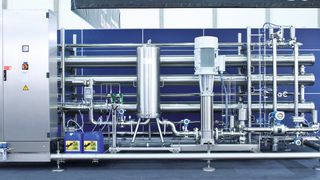 Die Zertifizierungsstelle der TÜV SÜD Industrie Service hat die Krones Hydronomic RO Wasseraufbereitungsanlage in Einbeck gemäß dem enviro Managementsystem geprüft und bestätigt, dass die Anforderungen erfüllt werden. (Bild: Krones/TÜV SÜD)