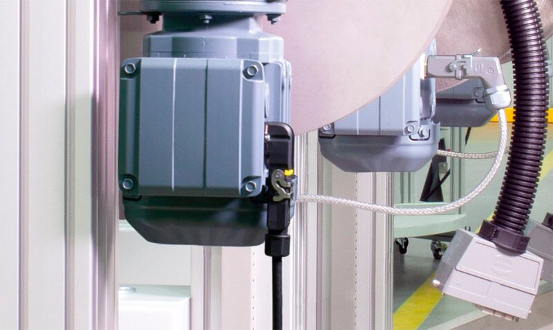 2019: Für immer kleinere Antriebe bedarf es z.B. in Maschinenbau & Robotik auch immer kleinerer Schnittstellen. Die neue Steckverbinder-Reihe Han 1A bildet den Trend mit passenden Gehäusen und Einsätzen ab. (Harting)