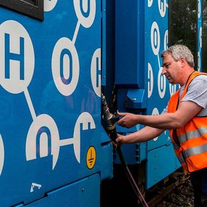 An der norddeutschen Wasserstoffstrategie sind mehrere hundert Unternehmen beteiligt: Global Player wie Siemens, Shell, Total, Arcelor Mittal, Aurubis, Alstom, Continental, Salzgitter, Linde, VW, Bosch, MAN und EWE genauso wie innovative Start-ups und Spezialisten.