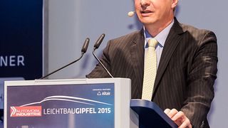 „Der Wettbewerb zwischen den Werkstoffen und Fertigungsverfahren verschärft sich – und der Schwerpunkt bleibt auf dem Material-Leichtbau“, sagte Dr. Stefan Kienzle von Daimler beim Leichtbau-Gipfel 2015 in Würzburg. (Foto: Stefan Bausewein)