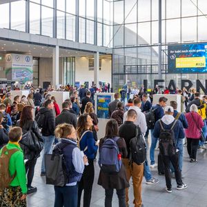 Rund 11.000 Besucherinnen und Besucher kamen dieses Jahr zur Fachmesse für digitale Bildung.(Bild:  © Richard Mathieu / Messe Karlsruhe / neverdaless)