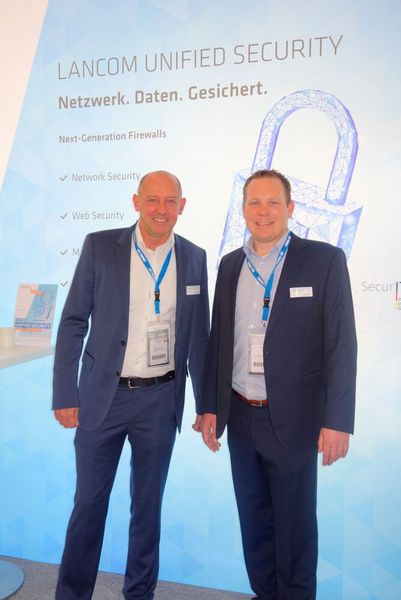 Thomas Kirschke (l.) und Marc Kulmann (beide Lancom) klären über die Next-Generation der  Firewalls auf. (Vogel IT-Medien GmbH)