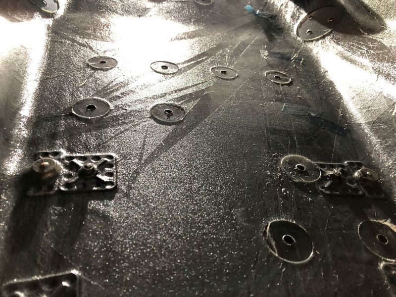 Die Big-Head-Befestiger werden einlaminiert in das CFK Monocoque eingebettet, um daran dann die Aerodynamik-Bauteile anzuschrauben. (Bild: Bossard)