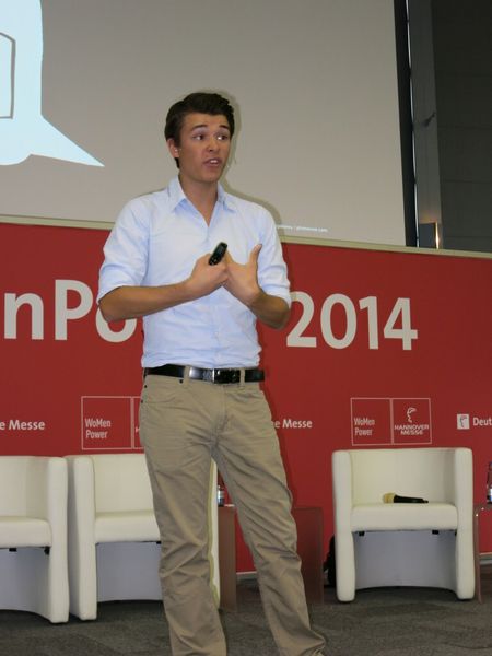 Der 19-jährige Keynote-Speaker, Native Digital und Generation-Y-Vertreter Philipp Riederle erklärt:„Wir kennen keine Benachteiligung aufgrund des Geschlechts. In unserer Generation gibt es das nicht.“ (Bild: Finus)