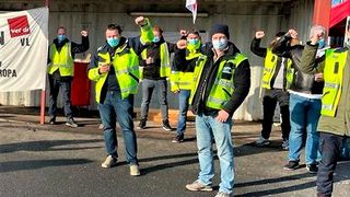 Letzte Woche haben die Hafenarbeiter der großen Nordseehäfen in Deutschland 24 Stunden gestreikt. Das war lange nicht mehr da. Jetzt laufe die Arbeit wieder normal, doch so richtig einig sei man sich bei den Tarifverhandlungen noch nicht... (Bild: F. Fietje)