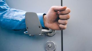 Der Handfrei-Türöffner kann ohne Bohren einfach und schnell an jeder gängigen Türklinke angebracht werden.  (Bild: Krieg)