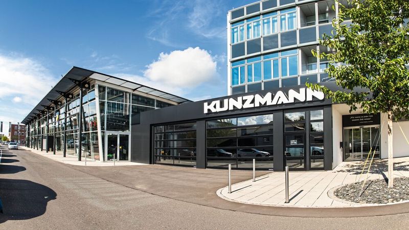 Das Autohaus Kunzmann bündelt sein Teilegeschäft für Großkunden an einem eigenen Standort. Im Vertrieb hat der Händler mit Kia ein neues Fabrikat aufgenommen, was sich bereits im ersten Jahr ausgezahlt hat. Im Bild: Der Stammsitz der Kunzmann-Gruppe in Aschaffenburg. (Bild: Kunzmann)