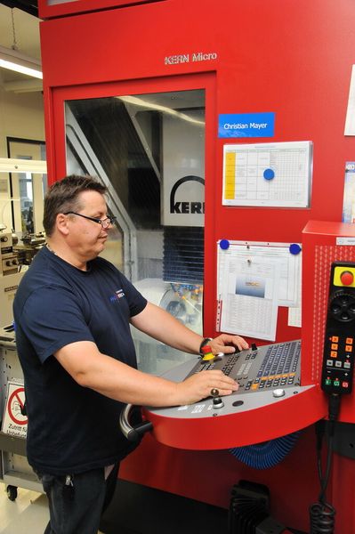 Die Arbeit an dem Mikrobearbeitungszentrum ... (Bild: Kern Microtechnik)