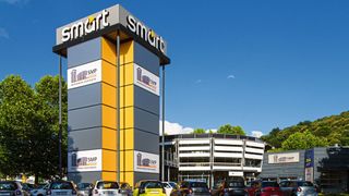 Es war und ist sicher nicht einfach, den Weg vom ehemals exklusiven Smart-Center mit Leuchtturm-Charakter hin zur völligen unternehmerischen Freiheit zu gehen. Die Führungskräfte der SMP Automobilhandel AG haben gemeinsam mit ihrem 25-köpfigen Team jedoch die Weichen auf Zukunft gestellt.  (Bild: Oliver Dietze)