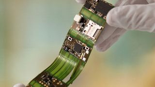 Beispielansicht eines form-angepassten Elektroniklayouts im Armband. (© Fraunhofer IZM / Volker Mai)
