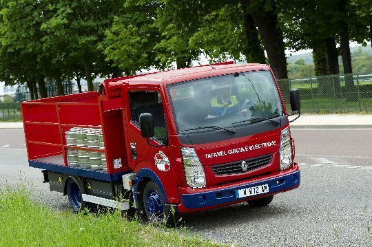 Der französischen Getränkelieferant Tafanel nutzt seit Mai 2010 den ersten leichten Elektro-Lkw auf Renault Maxity-Basis. (Archiv: Vogel Business Media)