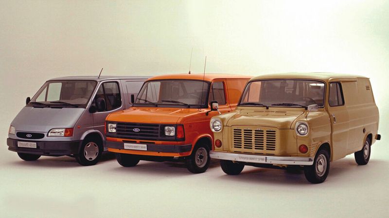 Drei Generationen Ford Transit von 1986 bis 2000 (links), von 1978 bis 1985 (Mitte) und von 1965 bis 1978 (rechts). (Bild: Ford AG)