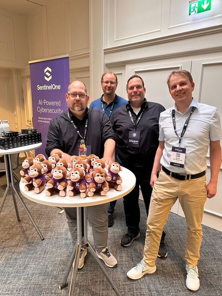 Das Elovade Team: (v. l.) Andreas Schröder, Michael Jung, Jochen Meuer und Daniel von Verschuer sind tapfer und trotz der Affenhitze zum Event gekommen. (Bild: Vogel IT-Medien)