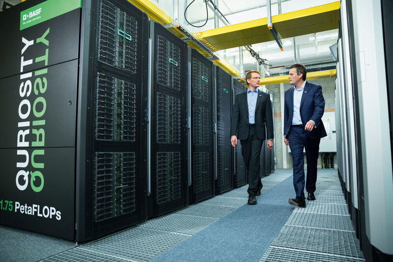 Dr. Stephan Schenk (links) und Marcel Michael bei der Inbetriebnahme des Supercomputers der BASF in Ludwigshafen. (BASF)