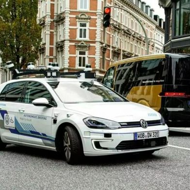 Um die Entwicklung autonomer Fahrzeuge zu forcieren, partnert Mobileye nicht nur mit Automobilherstellern wie Volkswagen. Das Unternehmen hat auch Mentee Robotics übernommen und treibt damit die Synergien zwischen autonomen Fahren und humanoider Robotik voran.  (Bild: Volkswagen)