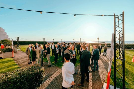 TII Scheuerle hat gleich mehrfach Grund zum Feiern! Einmal wegen des ESAT-Awards für einen Weltrekord-SPMT-Transport und dann hat man auch noch ein Jubiläum zu begehen. Hier empfängt das Unternehmen die Besucher in den Niederlanden am Ort des Geschehens.(Bild:  TII Scheuerle)