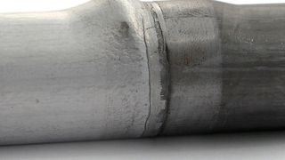 Erfolgreicher Umformversuch: Dieses Rohr besteht zur Hälfte aus Aluminium und zur Hälfte aus Stahl. Die lasergelötete Fügezone hielt der Innenhochdruckumformung stand. (IPH)