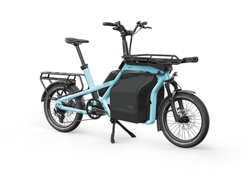 Mit der neuen „Expandable Center Bag“ will der Koblenzer Lastenradhersteller Ca Go die Brücke zwischen großen und kompakten Cargobikes schließen. Bei dem Produkt handelt es sich aber mitnichten um ein Fahrzeug, sondern um eine maßgeschneiderte Tasche für alle Modelle der hauseigenen Kompakt-Cargobike-Serie „CS“. Genauer: für deren vorderes Rahmeneindreck, das Center Rack. Die wasserabweisende Tasche mit stabilem Aluminiumboden lässt sich bei Bedarf von 25 auf 50 Liter Volumen erweitern und verspricht damit entweder eine schlanke Silhouette oder viel Stauraum – ganz nach Bedarf. Die Expandable Center Bag ist kompatibel mit der kleineren „Utility Bag“ desselben Herstellers, mit der es zugunsten eines stimmigen Looks auch das Material teilt. Die Tasche schließt das vordere Rahmendreieck. Dadurch wirken Rad und Tasche sehr integriert. Die für schnellen Zugriff beidseitig angebrachten Reißverschlüsse sind zum Schutz des Tascheninhalts abschließbar. Das Innenmaterial ist für das leichtere Auffinden von verstauten Gegenständen hell gewählt, an der Außenseite sorgen Reflexelemente für mehr passive Sichtbarkeit im Verkehr. Die Expandable Center Bag kostet als Zubehör 249,95 Euro. Bei einer Direktkonfiguration, z. B. beim „CS Vario – Edition 5“ liegt der Aufpreis gegenüber der klassischen Radversion bei 149,95 Euro. Die Tasche ist ab Frühjahr 2026 verfügbar. (Bild: www.cagobike.com | pd-f)