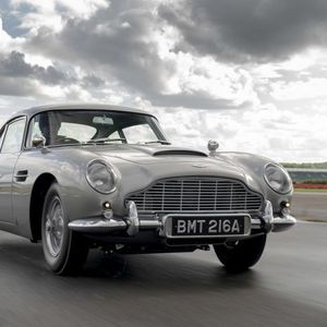 Der Aston Martin DB 5 ist das bekannteste Bond-Auto und trug mit seinem Auftritt in „Goldfinger“  maßgeblich zur Bedeutung des jeweiligen Dienstwagens des Filmhelden bei. Zwischen 1963 und 1965 wurden weniger als 900 Exemplare der Limousine gebaut – wobei auch noch eine Cabrio- und sogar eine Kombivariante entstanden. (Bild:  Max Earey)