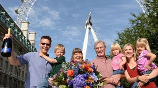 Das EDF Energy London Eye hieß den 50millionsten Besucher willkommen: die Familie Anderson Family, die mit Champagner auf das Ereignis anstieß. (Bild: EDF Energy London Eye)
