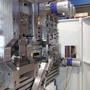 Kein Öl, keine Schläuche: Das X2000NC-Maschinenkonzept arbeitet im Bereich der Antriebsachsen vollständig ohne Hydraulik.