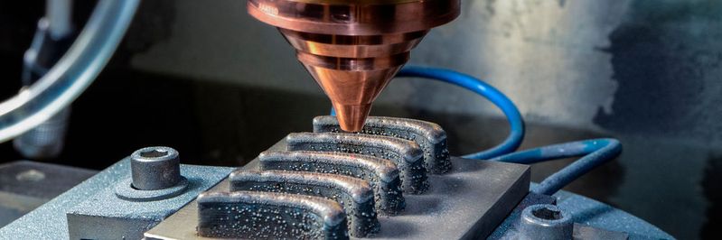 Mittels Laser-Pulver-Auftragschweißen lassen sich Bauteile aus verschiedenen Materialien integral fertigen. So können spezifische Materialien an genau den Orten platziert werden, an denen deren Eigenschaften benötigt werden. Dies stellt beispielweise leichtere, bessere und kostenreduzierte Schaufeln für Gasturbinen in Aussicht.(Bild:  Fraunhofer IWS Dresden)