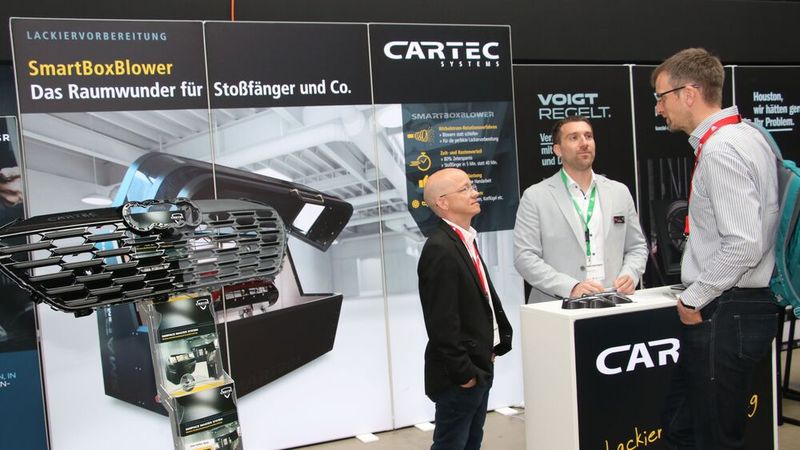 Komplexe Kunststoff-Oberflächen schnell und gründlich für eine Lackierung vorbereiten, das gelingt mit dem Smartboxblower von Cartec. (Bild: Klasing)