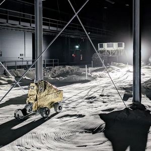 Die Mondoberfläche wurde in der Halle mit rund 900 Tonnen Regolith-Simulat nachgebildet. Dieses besteht aus einem feinen Basaltstaub, dessen Körnung und Zusammensetzung speziell für die Anlage entwickelt wurden. In seinen Eigenschaften ist der Staub dem originalen Mond-Regolith sehr ähnlich.(Bild:  FZI)