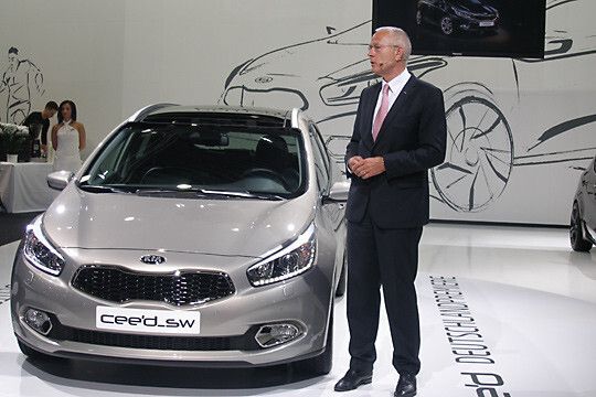 Kia-Deutschland-Geschäftsführer Martin van Vugt stellte auf der AMI in Leipzig den neuen Ceed und die Kombi-Variante Sportswagon vor. (Foto: Grimm)